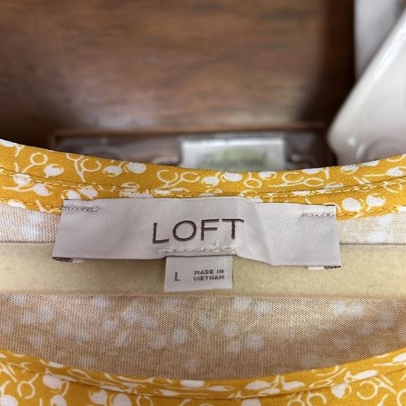 LOFT Golden Rod Yellow/White Floral Pattern Ruffle Sleeve Top, Size Large, GUC. - Picture 3 of 7